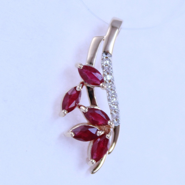 Подвеска из красного золота с рубинами и бриллиантами